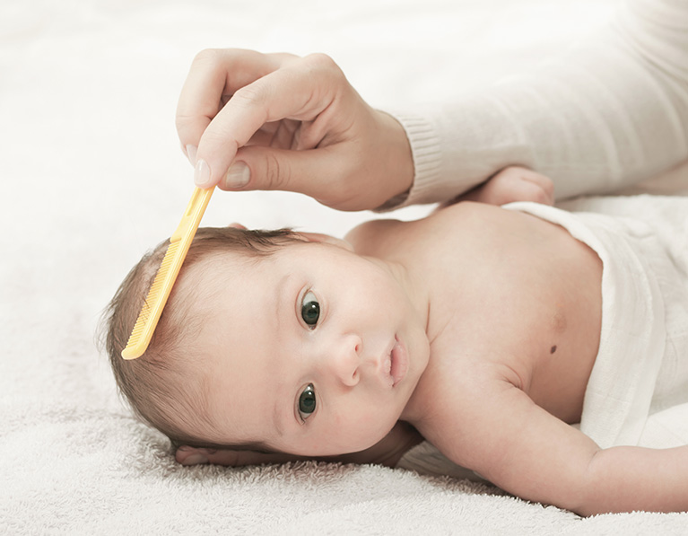 Costra láctea (dermatitis seborreica) en bebés: qué es y cómo se elimina